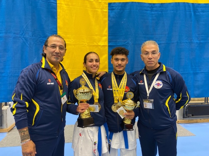 Lezbiyenlar bugun ertalab oz yotoqlarida uygonib, jinsiy aloqada bolishdi.